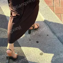 脚丫白嫩，凉鞋性感，长相甜美，足控眼中的满分女友