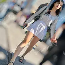 小姐姐长相清秀亮眼，身材靓丽，一双黑色凉鞋把修长的脚丫子修饰得格外的玉，走在街上自带撩人的气质