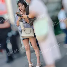脚丫子水灵水灵的白嫩，娇小可爱的小美女，却是一双高跟鞋在脚，拒绝幼态穿搭，很值得欣赏