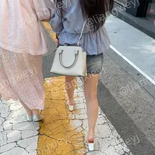 脚丫子水灵水灵的白嫩，娇小可爱的小美女，却是一双高跟鞋在脚，拒绝幼态穿搭，很值得欣赏