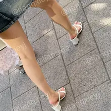 脚丫子水灵水灵的白嫩，娇小可爱的小美女，却是一双高跟鞋在脚，拒绝幼态穿搭，很值得欣赏