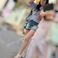 脚丫子水灵水灵的白嫩，娇小可爱的小美女，却是一双高跟鞋在脚，拒绝幼态穿搭，很值得欣赏