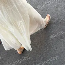 好仙的女生，一袭长裙，一双夹趾凉鞋，如同漫步在海滩边一样，脚趾细长有型，和凉鞋就是天作之合，另外脚好看的女生手也是真的好看啊
