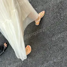 好仙的女生，一袭长裙，一双夹趾凉鞋，如同漫步在海滩边一样，脚趾细长有型，和凉鞋就是天作之合，另外脚好看的女生手也是真的好看啊
