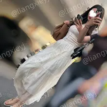好仙的女生，一袭长裙，一双夹趾凉鞋，如同漫步在海滩边一样，脚趾细长有型，和凉鞋就是天作之合，另外脚好看的女生手也是真的好看啊