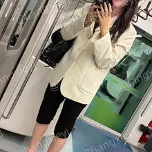 人字拖小高跟百看不厌，美女的顶级美脚轻松驾驭，性感洒脱，而且穿搭营造出的氛围感让脚丫子很吸睛