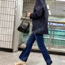 一身西装外套牛仔裤，却穿了双白色一字带凉鞋，从这个小姐姐的身上能感受到一种清冷和性感之间的反差，另外有一说一，这脚也是相当极品了