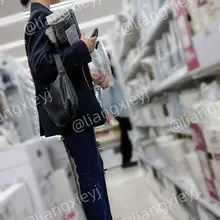一身西装外套牛仔裤，却穿了双白色一字带凉鞋，从这个小姐姐的身上能感受到一种清冷和性感之间的反差，另外有一说一，这脚也是相当极品了