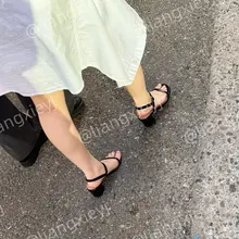 白皮嫩脚穿黑色一字带，到底谁发明的，又知性又性感，让人欲罢不能