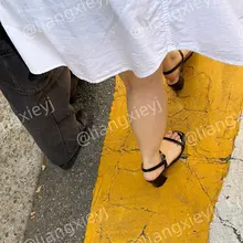 白皮嫩脚穿黑色一字带，到底谁发明的，又知性又性感，让人欲罢不能