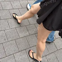 大长腿靓女，人字拖小高跟一穿把美脚修饰的更加性感了，脚底也很嫩