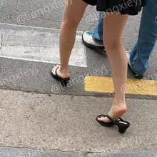 大长腿靓女，人字拖小高跟一穿把美脚修饰的更加性感了，脚底也很嫩