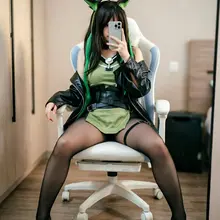 为什么有的女生表面上是高高在上的coser，私底下却喜欢把自己的屄发出来给别人看👀？？