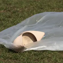 美女脱下脚泥高跟鞋晾脚