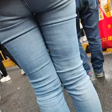 做核酸遇见的紧身牛仔裤 #街拍 #紧身牛仔裤 #少妇 #骚货