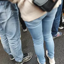 做核酸遇见的紧身牛仔裤 #街拍 #紧身牛仔裤 #少妇 #骚货