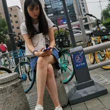 新年快乐，粉丝投稿 牛仔短裙裸腿小姐姐 @gaoxingdepihai1 #牛仔裙 #短裙 #裸腿 #大长腿 #美腿 #除夕 #新年快乐2022
