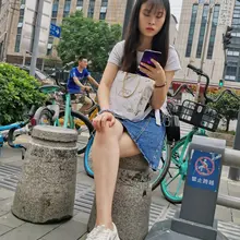新年快乐，粉丝投稿 牛仔短裙裸腿小姐姐 @gaoxingdepihai1 #牛仔裙 #短裙 #裸腿 #大长腿 #美腿 #除夕 #新年快乐2022
