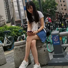 新年快乐，粉丝投稿 牛仔短裙裸腿小姐姐 @gaoxingdepihai1 #牛仔裙 #短裙 #裸腿 #大长腿 #美腿 #除夕 #新年快乐2022