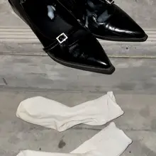 谁家女朋友把情人节约会后的臭袜子扔鞋子里啦～楼道的变态叔叔可就把你的袜子笑纳了哦～