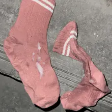 交给你个使命好不好呀～把小皮鞋和袜子淫荡地放在外面，让它们来当我的性处理工具好不好～