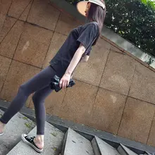纤足踏入踩跟鞋，后跟半露 如凝脂新月 瑜伽裤紧贴肌肤，顺着腰臀流淌而下 将丰润美臀勾勒得淋漓尽致， 臀峰挺翘，裤线深陷， 与露出的脚跟弧度相互映衬 一步一sw…