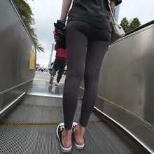 纤足踏入踩跟鞋，后跟半露 如凝脂新月 瑜伽裤紧贴肌肤，顺着腰臀流淌而下 将丰润美臀勾勒得淋漓尽致， 臀峰挺翘，裤线深陷， 与露出的脚跟弧度相互映衬 一步一sw…