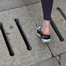 纤足踏入踩跟鞋，后跟半露 如凝脂新月 瑜伽裤紧贴肌肤，顺着腰臀流淌而下 将丰润美臀勾勒得淋漓尽致， 臀峰挺翘，裤线深陷， 与露出的脚跟弧度相互映衬 一步一sw…