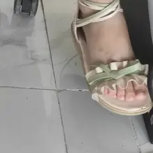 坐在我对面的暑假工小妹妹，这个腿也太细了，光脚把我看硬了，拍给兄弟们看看