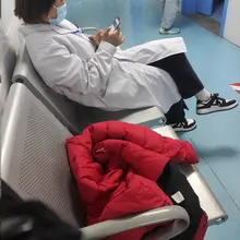 #足控 #白袜 #护士 医院人多，没多拍几张，这白棉袜太想舔了