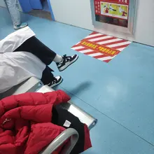 #足控 #白袜 #护士 医院人多，没多拍几张，这白棉袜太想舔了