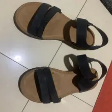 #射鞋 #玩鞋 #扫楼 #打胶 最爽的鞋莫过于小姐姐当天穿的鞋。早上出门看的小姐姐的小嫩脚踩着这双鞋就心痒不已，晚上果然也没让我失望，就放在门口！那我就不客气…