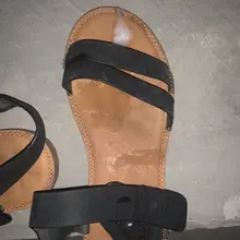 #射鞋 #玩鞋 #扫楼 #打胶 最爽的鞋莫过于小姐姐当天穿的鞋。早上出门看的小姐姐的小嫩脚踩着这双鞋就心痒不已，晚上果然也没让我失望，就放在门口！那我就不客气…