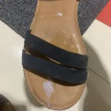 #射鞋 #玩鞋 #扫楼 #打胶 最爽的鞋莫过于小姐姐当天穿的鞋。早上出门看的小姐姐的小嫩脚踩着这双鞋就心痒不已，晚上果然也没让我失望，就放在门口！那我就不客气…