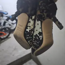 同好投稿，扫到一双黑色高跟，好多脚泥，果断拿到楼道保养。给兄弟爽到了。