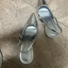 续同好投稿，女同事的银色骚高跟，终于有机会了，看着骚货的照片帮她保养。