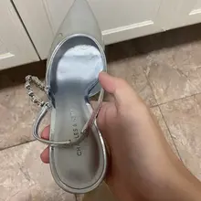 续同好投稿，女同事的银色骚高跟，终于有机会了，看着骚货的照片帮她保养。