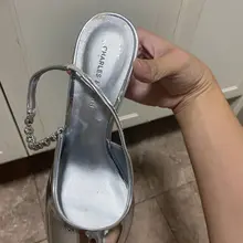 续同好投稿，女同事的银色骚高跟，终于有机会了，看着骚货的照片帮她保养。