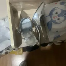 同好投稿，女同事的银色骚高跟，终于有机会了，看着骚货的照片帮她保养。