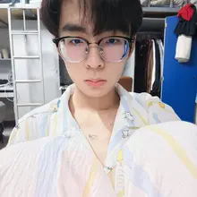 来到新学校并没有很开心，没有朋友在身边，我好难过，我是朋友奴。也没有精力去想认识新的朋友，感觉我人淡淡的，生活也淡淡的，一潭死水。