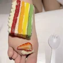 别问哪儿找M。 人人都是M。 看上图那迪丽热巴脱光身子。 在床上盯着你眼。 她说：“吃吧，你的彩虹小蛋糕。” 你铁S的心，也会动。 #SM #调教 #母狗
