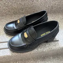 为小姐姐的小皮鞋义务清洗鞋面