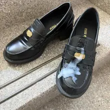 为小姐姐的小皮鞋义务清洗鞋面