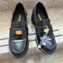 为小姐姐的小皮鞋义务清洗鞋面