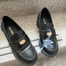 为小姐姐的小皮鞋义务清洗鞋面