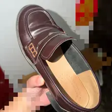 光脚裸穿的熟女乐福鞋，直接抹上精液～