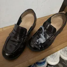 光脚裸穿的熟女乐福鞋，直接抹上精液～