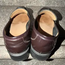 光脚裸穿的熟女乐福鞋，直接抹上精液～