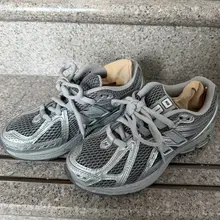 发现一个不爱干净的夫人，船袜怎么能穿的这么邋遢。臭船袜和臭鞋垫的相互呼应也是很快从我的前列腺里召唤出了精液