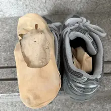 发现一个不爱干净的夫人，船袜怎么能穿的这么邋遢。臭船袜和臭鞋垫的相互呼应也是很快从我的前列腺里召唤出了精液